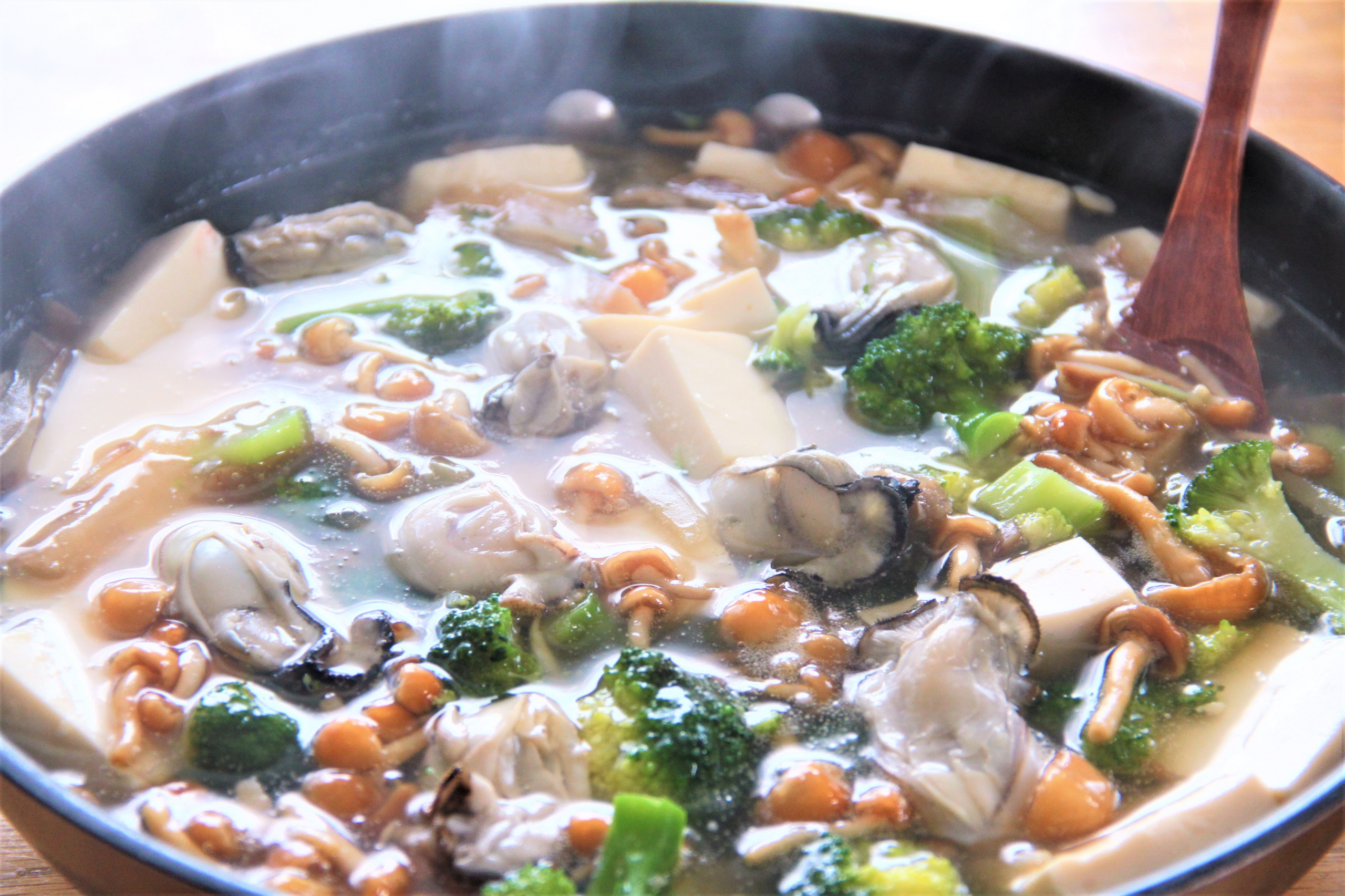 牡蠣と野菜の出汁を味わう！牡蠣となめこ豆腐のザーサイ煮込み