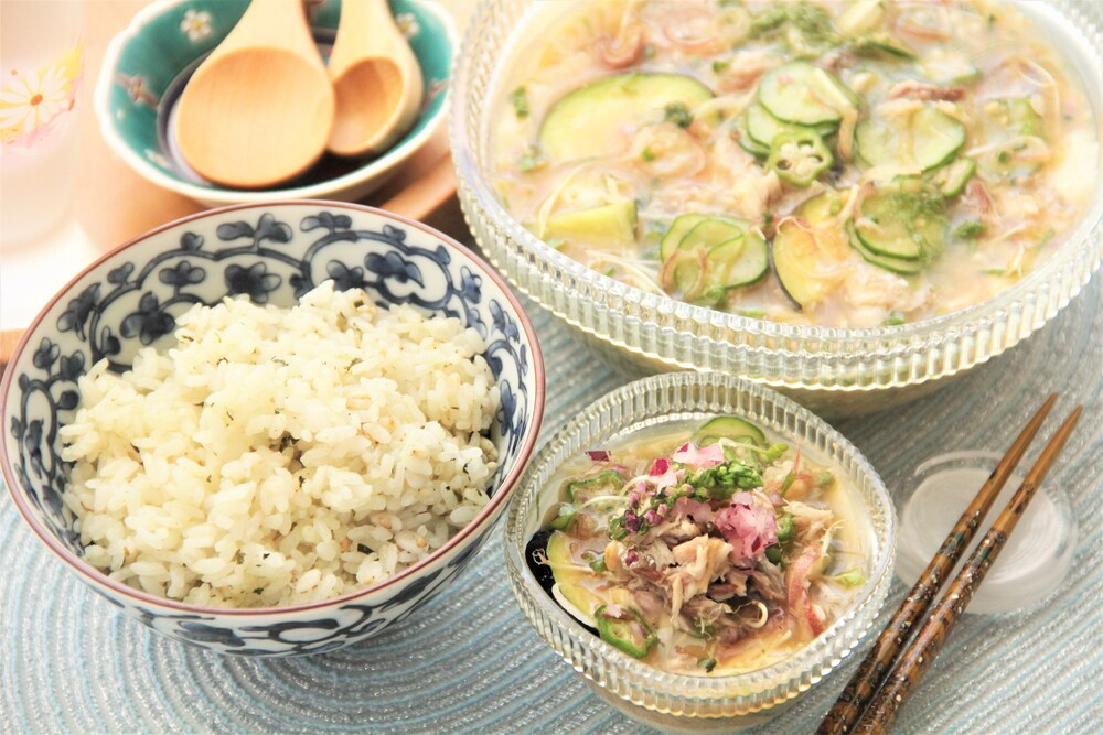 夏らしい食卓を！塩サバと夏野菜の冷製味噌スープと茶飯の麦ご飯